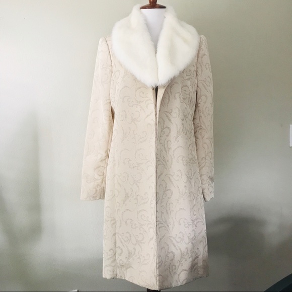 Amanda Smith Jackets & Blazers - **3/$40* Cream Brocade Jacket removable fur collar